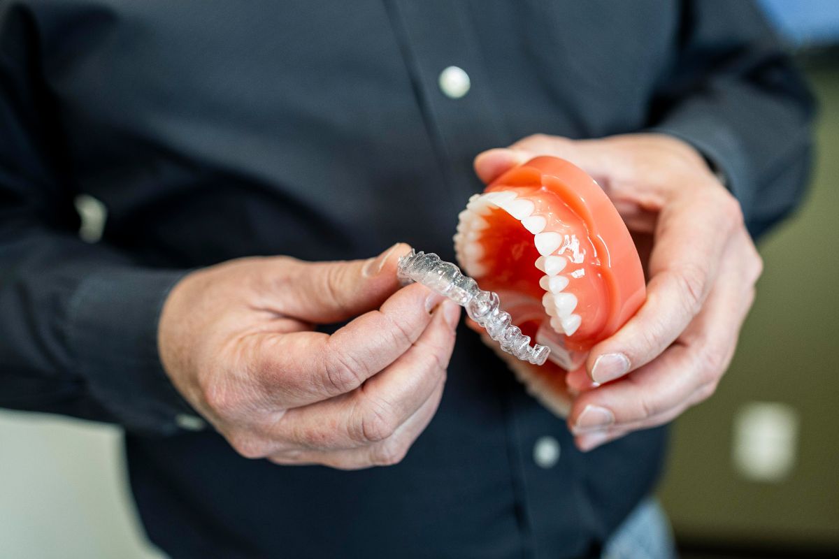 top-rated-clear-aligner-treatment-denver-co Clear aligner orthodontic treatment demonstration at Kohrs Orthodontics in Aurora, Bennett, Strasburg, Colorado